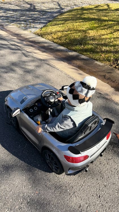 Cruz estrenó su regalo: un mini auto (Foto: Instagram @nikitaneumannoficial)
