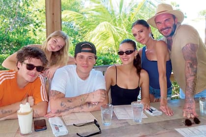 Cruz, Harper Seven, Brooklyn, Nicola Peltz, Victoria y David compartieron un almuerzo con vistas al paraíso.