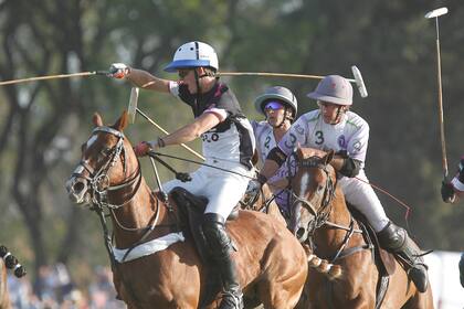 Cruz Heguy, de El Overo Z7 UAE, al ataque, perseguido por Santiago Laborde