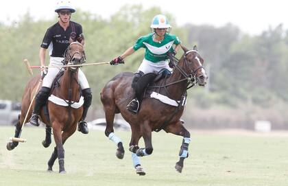 Cruz Heguy persigue a Mia Cambiaso, que se destacó con tres goles y buen juego; la primogénita de Adolfito es la primera mujer campeona en la historia de 39 años del Juvenil.