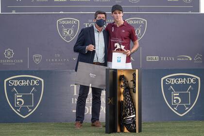 Cruz Heguy recibe un galardón por parte de Juan Marín, vicepresidente de la Junta de Andalucía; el primogénito de Eduardo Heguy, de 17 años, consiguió su primer gran trofeo: la Copa de Oro de España, que Marqués de Riscal le ganó a Ayala con un 14 a 10 en Sotogrande.