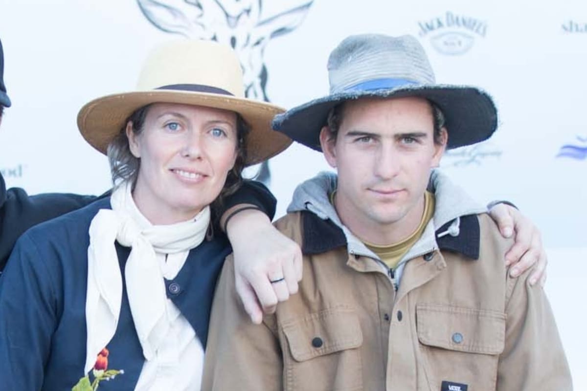 Cruz Novillo Astrada junto a su madre, en abril de 2022, durante el torneo de polo que organizó en honor a su hermano mellizo, fallecido en un accidente de tránsito