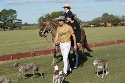 Cruz Novillo Astrada junto a su madre y hermano, en abril de 2022.