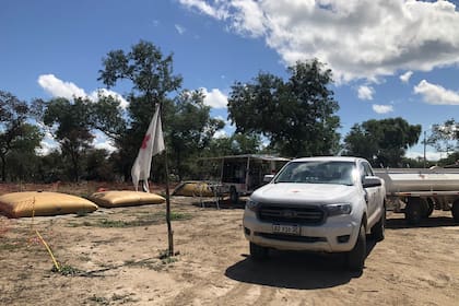 Cruz Roja Argentina es la que hoy en día le hace llegar el agua a Paulo y su familia. Esta entidad tiene instalada una planta potabilizadora de agua en el territorio que lleva distribuidos más de 8 millones de litros con una capacidad de hasta 60.000 litros por día