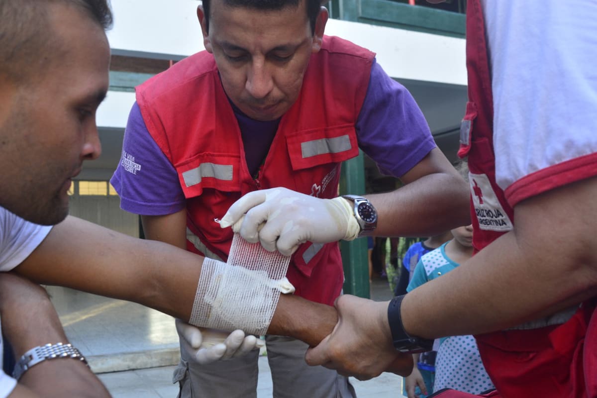 Cruz Roja Argentina es una de las organizaciones que está buscando donaciones para ayudar a los evacuados y brindando asistencia médica en los centros de evacuación.
