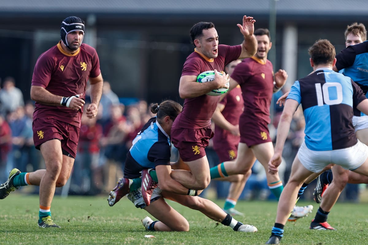 Cruz Ulloa es tackleado por Joaquín Ezcurra; Newman hace valer su condición de campeón con resultados implacables en el Top 14.