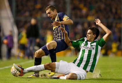 Cruzando a Marco Ruben, en la inolvidable Copa Libertadores de 2016, que Atlético Nacional ganó tras dejar en el camino, entre otros, al Rosario Central de Chacho Coudet