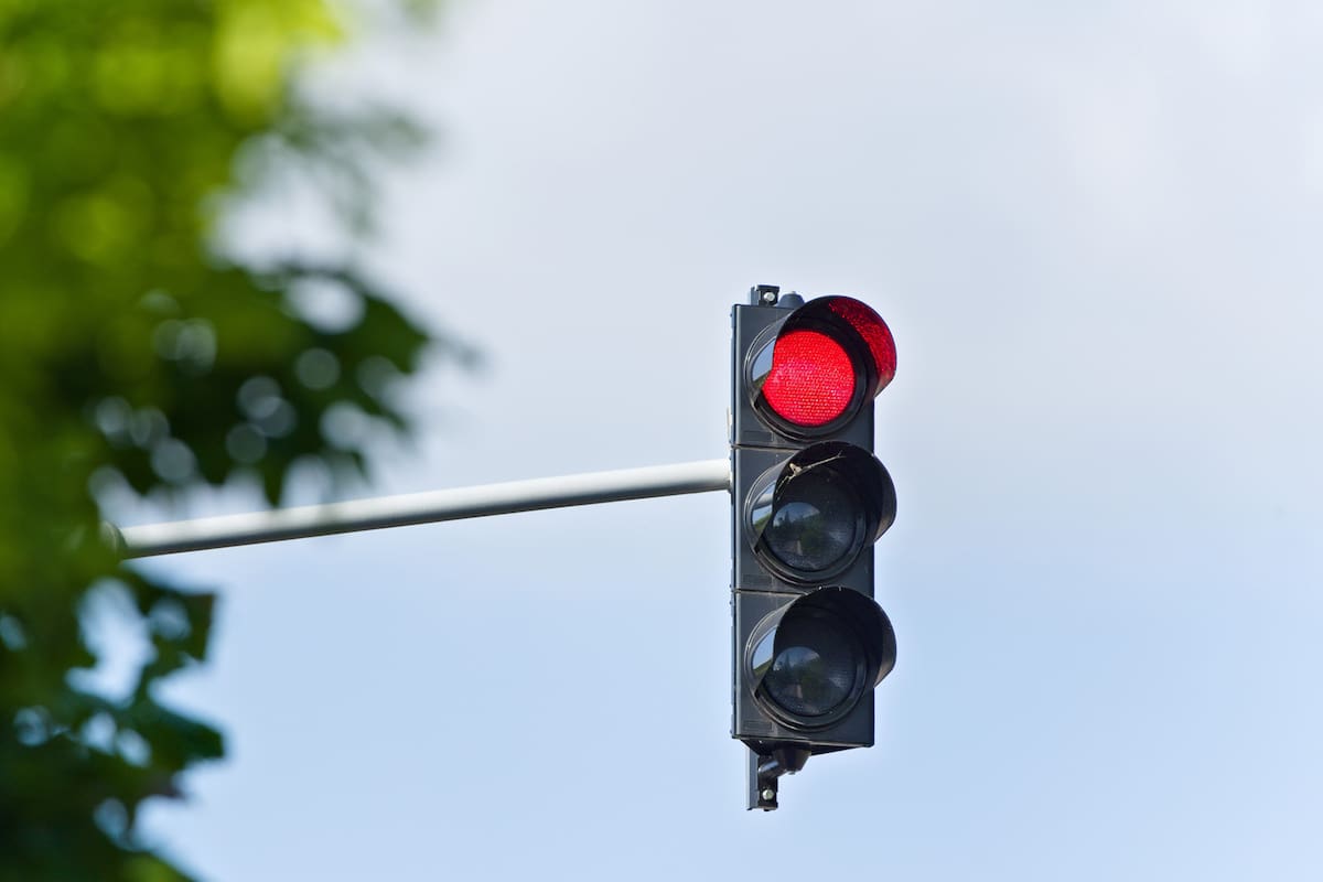 Cruzar un semáforo en rojo constituye una infracción de tránsito grave