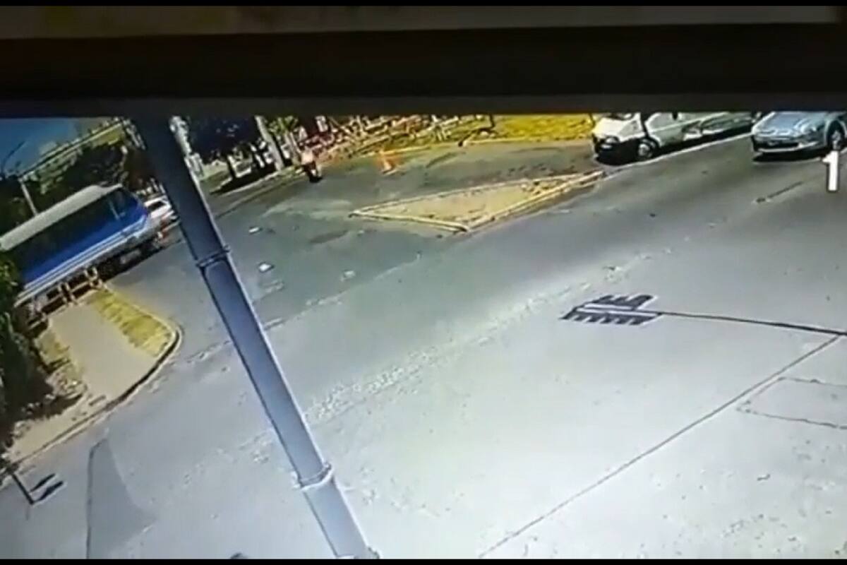 Cruzó las vías con el semáforo en rojo y casi lo pisa el tren