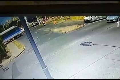 Cruzó las vías con el semáforo en rojo y casi lo pisa el tren