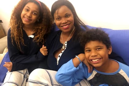 Crymy junto a sus hijos, Juliana y Ariel, que arribaron anoche a la Argentina desde Tanzania