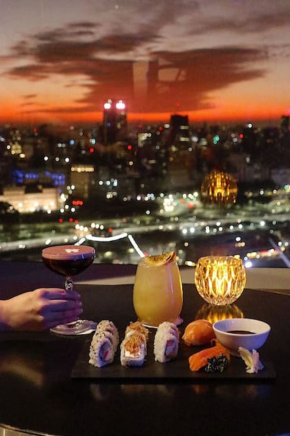 Crystal Bar se ubica en el piso 32 del Alvear Icon Hotel & Residences en Puerto Madero; en noches despejadas, se pueden ver las luces de Uruguay a lo lejos