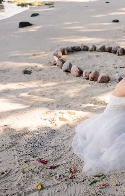 Crystal Harris, la viuda de Hugh Hefner, y su esposo, James Ward