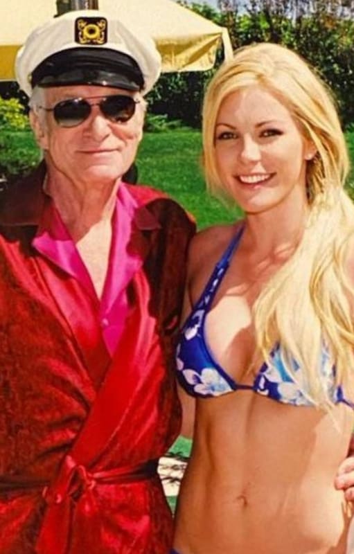 Crystal Hefner(en el centro) conoció a Hugh Hefner en una fiesta de Halloween, en el año 2008; ella tenía 21 años y él, 81