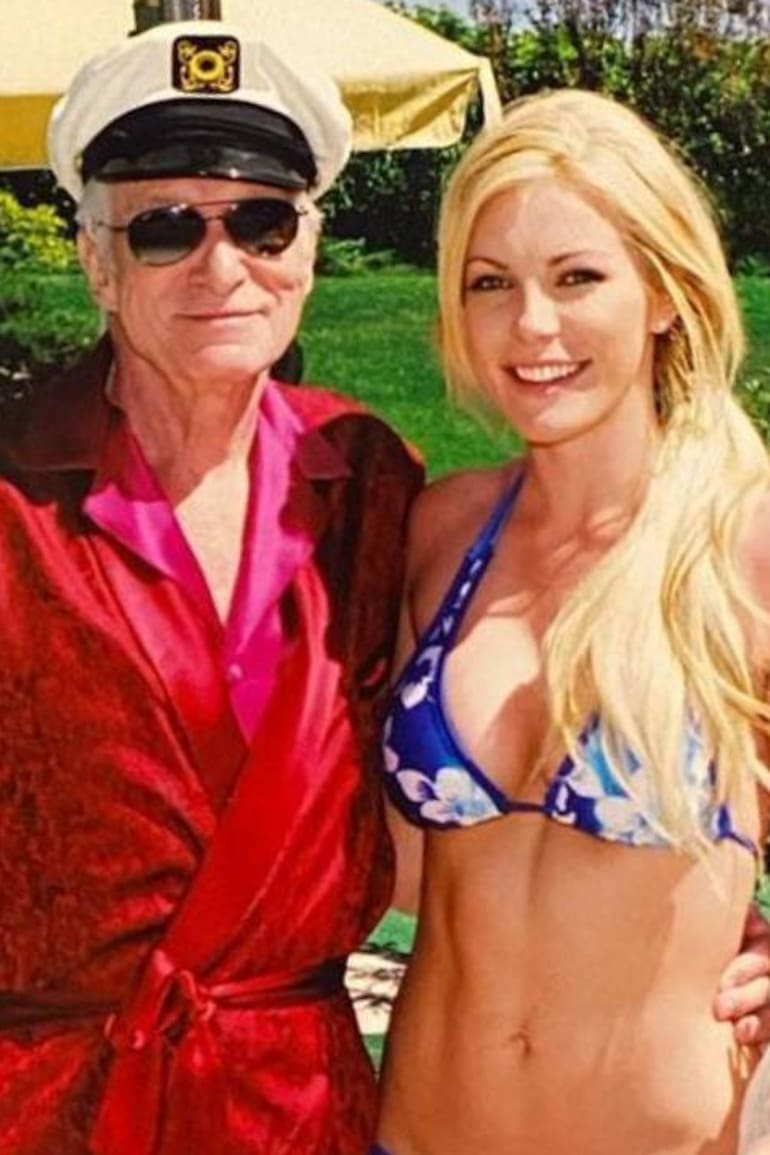 Crystal Hefner(en el centro) conoció a Hugh Hefner en una fiesta de Halloween, en el año 2008; ella tenía 21 años y él, 81