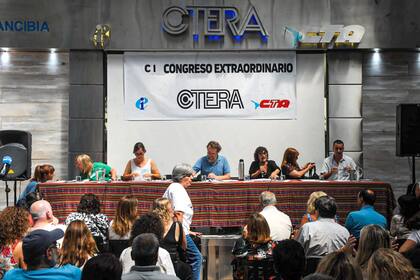 CTERA anunció un paro y Aerolíneas también paralizará operaciones el miércoles. Desde el Gobierno aseguran que se trata de unidades de militancia más que de defensa de los trabajadores