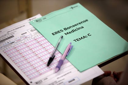 Cuadernillos y hojas de examen distribuidos en diferentes versiones, utilizados de manera simultánea en todas las sedes del proceso