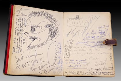 Cuaderno de firmas y mensajes del legendario Chez Tatave. En esa página, el dibujo y el autógrafo de George Brassens.