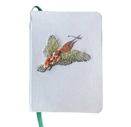 Cuadernos con cubierta de algodón estampada y bordada a mano, de 64 hojas lisas o rayadas (y, a pedido, puede configurarse como agenda). (Desde $1.250; 7 & Diez)