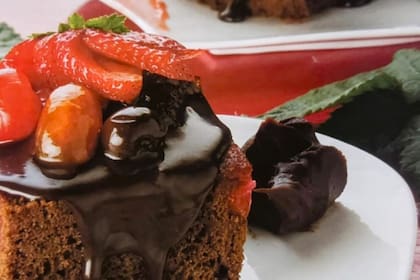 Cuadrados de chocolate con frutos rojos