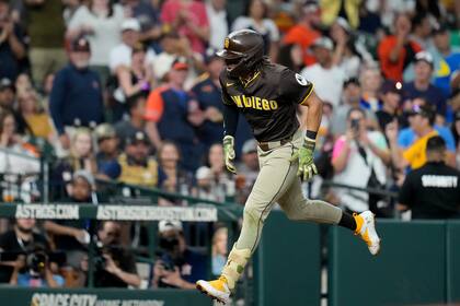 Cuadrangular de Fernando Tatis Jr. ayuda a Padres a ganar 3-2 a Astros y evitar barrida