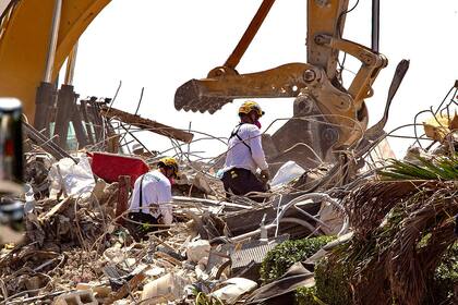 Cuadrillas de rescate buscan entre los escombros de Champlain Towers South en Surfside, Florida