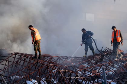 Cuadrillas de rescate trabajan en un edificio derruido por un bombardeo israelí en Damasco, Siria, el lunes 1 de abril de 2024; el ataque desató una respuesta inédita de Irán
