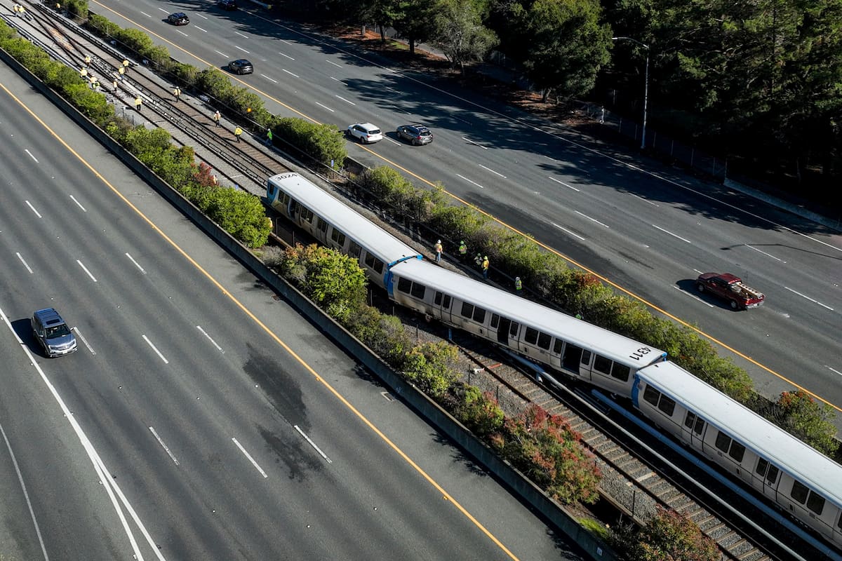 Cuadrillas trabajan cerca de vagones descarrilados del sistema BART en las vías entre las estaciones de Orinda y Lafayette, el lunes 1 de enero de 2024, en Orinda, California. (Brontë Wittpenn/San Francisco Chronicle vía AP)
