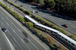 Cuadrillas trabajan cerca de vagones descarrilados del sistema BART en las vías entre las estaciones de Orinda y Lafayette, el lunes 1 de enero de 2024, en Orinda, California. (Brontë Wittpenn/San Francisco Chronicle vía AP)