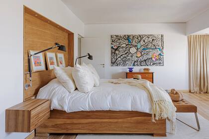 Cuadro de Alico Roviralta. Juego de cama, mesas de luz colgantes y respado con artefactos de luz embutidos y amurados (Crudo Home by Decocool Hunter)