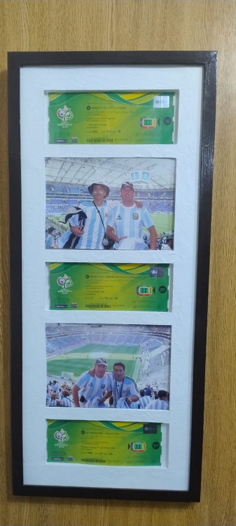 Cuadros con las entradas y las fotografías de los partidos de mundiales a los que Alejandro asistió