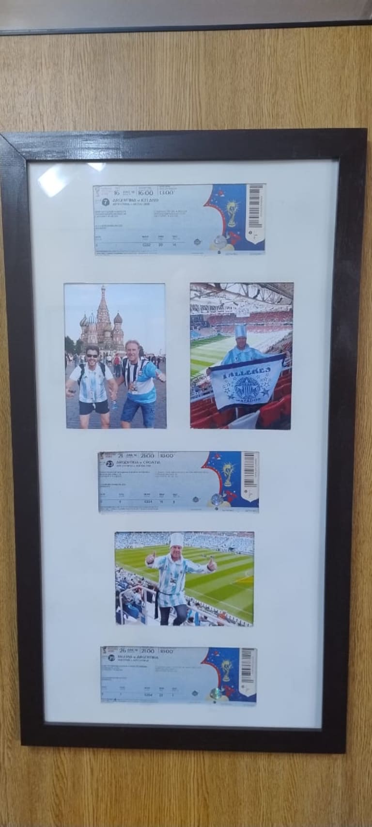 Cuadros con las entradas y las fotografías de los partidos de mundiales a los que Alejandro asistió