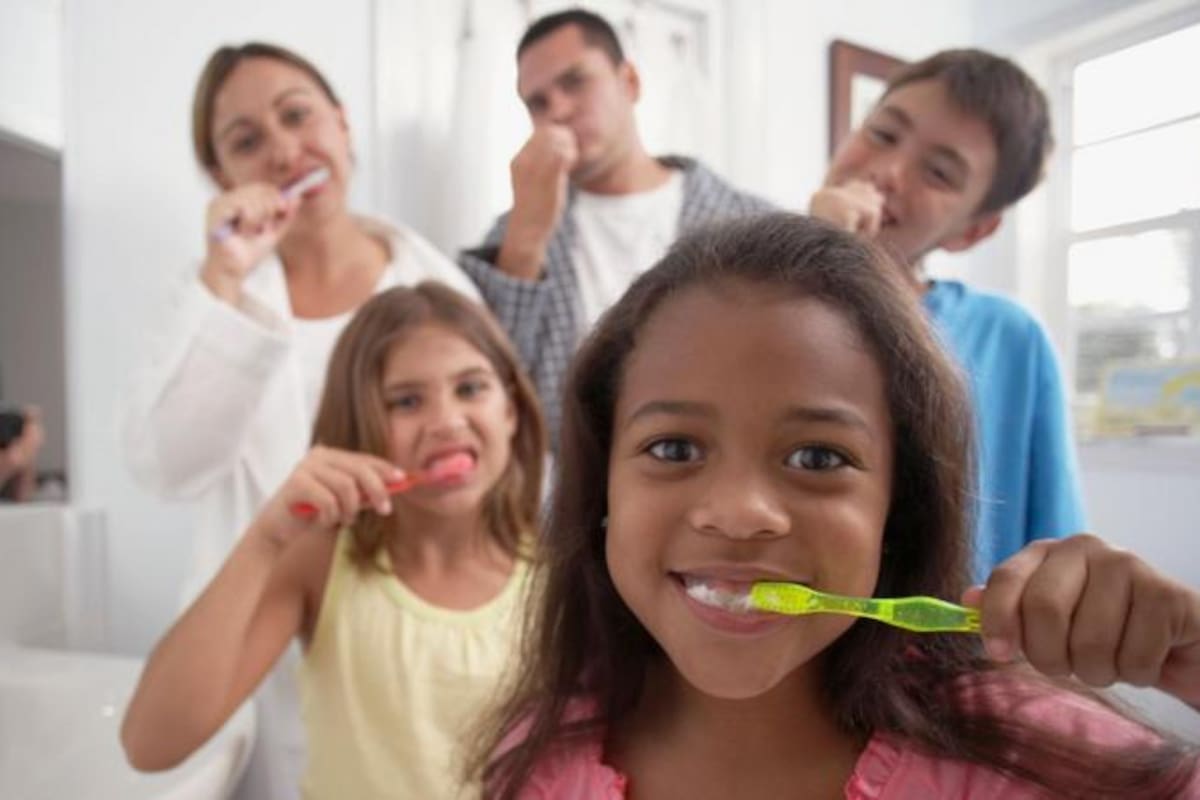 Cuál es la mejor manera de cepillarse los dientes, según expertos