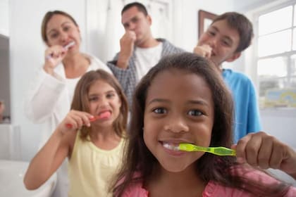Cuál es la mejor manera de cepillarse los dientes, según expertos