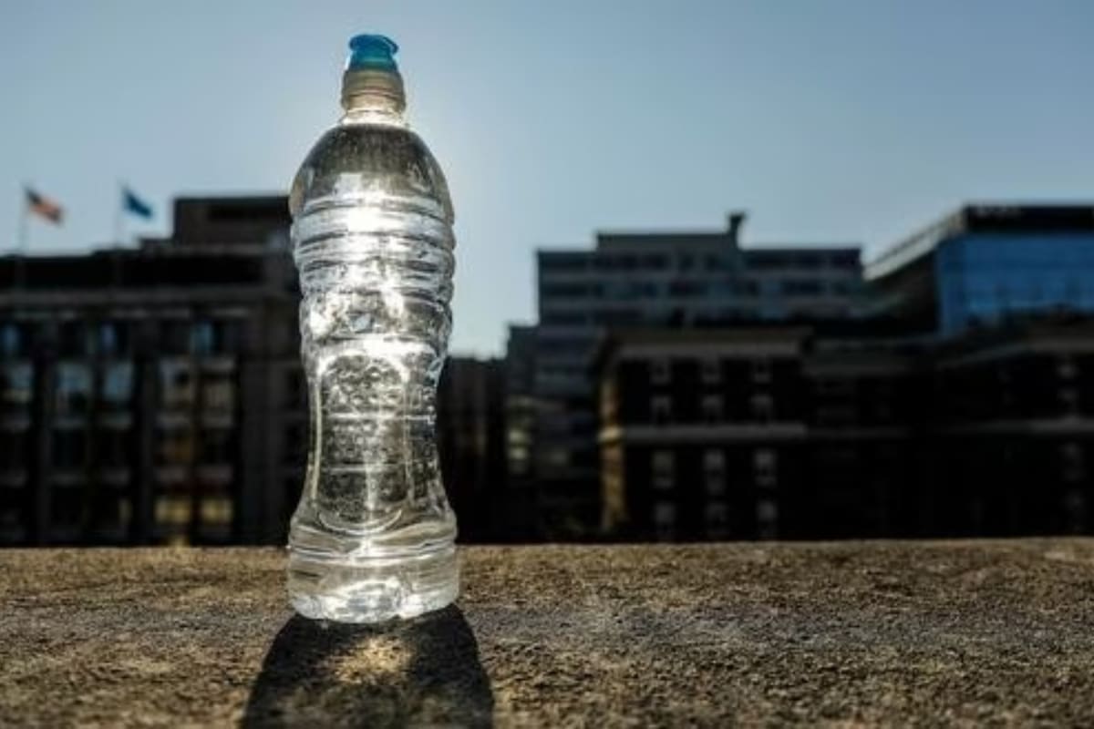 ¿Cuál es la razón por la que algunas personas colocan botellas con agua en sus techos? (Foto: MARK THIESSEN, NATIONAL GEOGRAPHIC)
