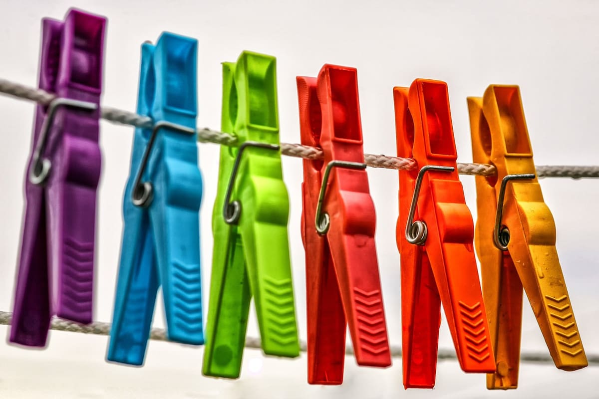 Cuál es la verdadera función de los orificios pequeños que se ubican en la parte inferior de los broches de la ropa (Foto ilustrativa: PIXABAY)