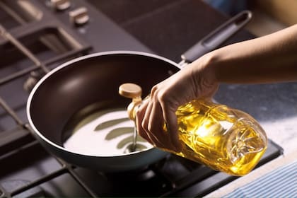 Cuáles son las consecuencias de no desechar el aceite de cocina de manera correcta