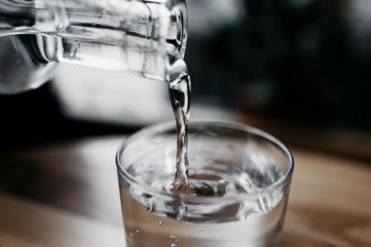 Cuáles son las razones por las qué no es necesario tomar dos litros de agua por día, según un estudio