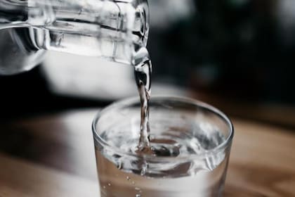 Cuáles son las razones por las qué no es necesario tomar dos litros de agua por día, según un estudio