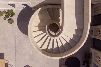 Cuáles son los beneficios que tiene subir escaleras y que no los aporta la caminata