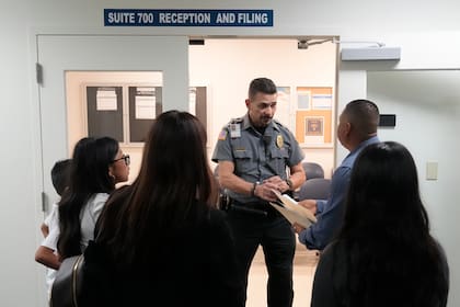 Cuáles son los derechos de los migrantes que no poseen documentos y viven en California