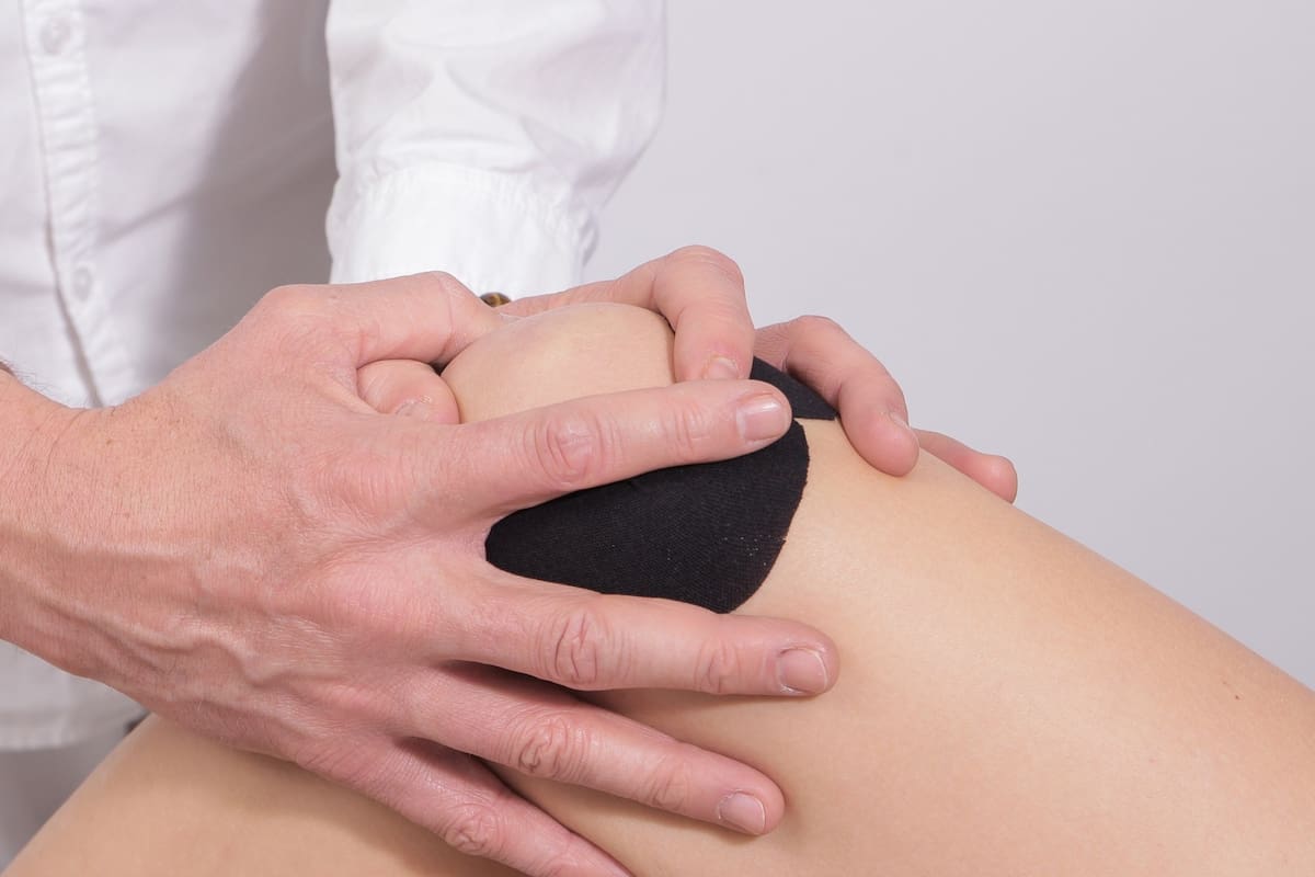 Cuáles son los pasos para aliviar el dolor de rodilla