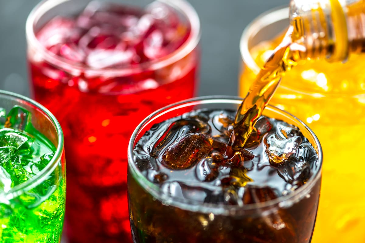 Cuáles son los peligros de consumir bebidas saborizadas de manera excesiva