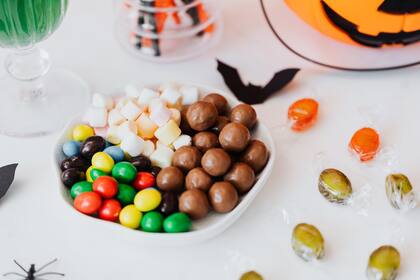 Cualquier caramelo pegajoso, duro o agrio es lo peor para los dientes. Créditos: Canva