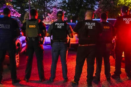 Cualquier persona encarcelada en el estado deberá tener su estatus migratorio verificado si enfrenta cargos por delitos graves (felonías), delitos menores Clase A1, o violaciones a órdenes de protección