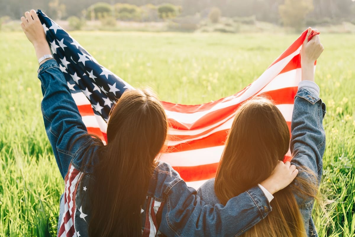 Cualquier persona que haya completado al menos 12 meses de servicio honorable en las Fuerzas Armadas de Estados Unidos puede solicitar la ciudadanía sin necesidad de haber vivido cinco años en EE.UU.
