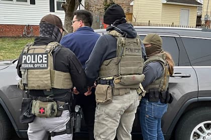 Cualquier persona que no sea ciudadano de EE.UU. puede ser deportado por ciertas razones