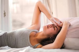 Cualquier persona, sin importar la edad, puede sufrir de insomnio: estos son los consejos para evitarlo (Foto Pexels)