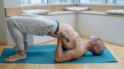 "Cualquiera puede hacer un puente. Comienzas en una posición recostada boca arriba y luego levantas y mantienes las nalgas separadas del suelo", explicó Boehm