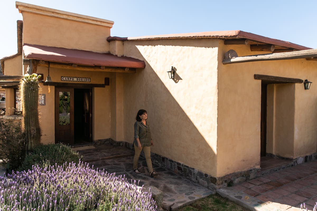 Cuando Alicia Palacio descubrió la cálida casona supo que era "donde quería y debía estar". Se enamoró de Huacalera, de sus callecitas, del río y de su gente.